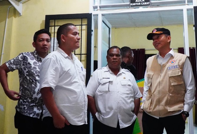 Sekda Langkat Amril (pakai topi) berkoordinasi dengan jajarannya dalam penanganan banjir. Foto; IST