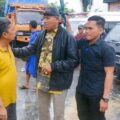 Bupati Langkat, Syah Afandin berdialog dengan warga yang terdampak banjir di Besitang. Foto: Reza Sahab/kaldera.id