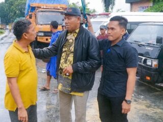Bupati Langkat, Syah Afandin berdialog dengan warga yang terdampak banjir di Besitang. Foto: Reza Sahab/kaldera.id