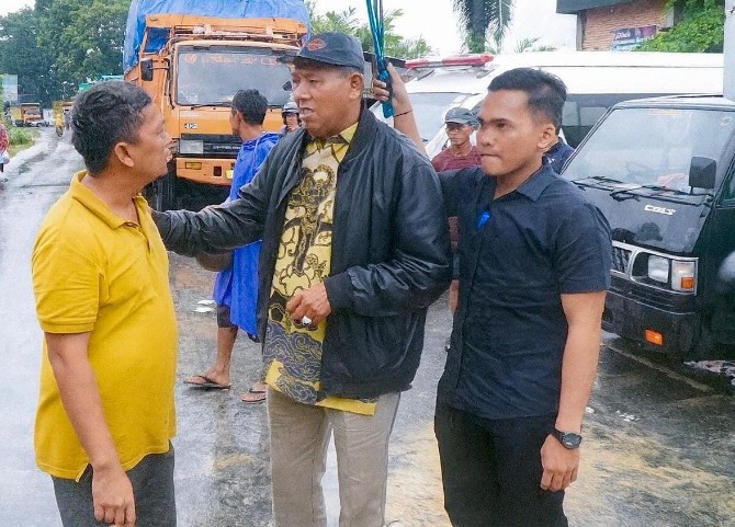 Bupati Langkat, Syah Afandin berdialog dengan warga yang terdampak banjir di Besitang. Foto: Reza Sahab/kaldera.id