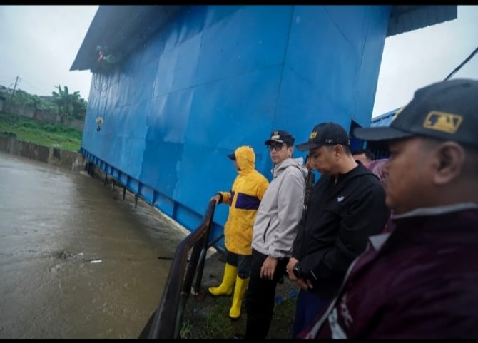 Wali Kota Medan Rico Waas saat meninjau sungai yang melintas di kawasan Medan Sunggal. Foto: dokumen Dinas Kominfo Medan
