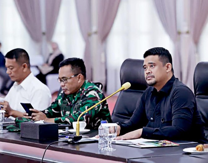 Gubernur Bobby Nasution saat mengikuti rapat penanganan bencana banjir dan longsor dengan pemerintah pusat di Aula T Rizal Nurdin, Kamis (27/11/2025). Foto; dokumen Dinas Kominfo Medan