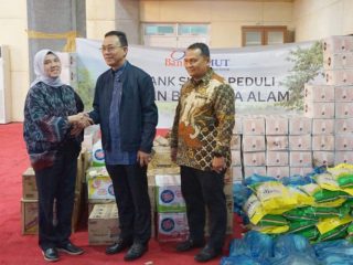 Bupati Tapanuli Selatan, Gus Irawan Pasaribu dan Direktur Keuangan dan TI Bank Sumut, Arieta Aryanti melakukan serah terima bantuan Bank Sumut Peduli di Aula Kantor Bupati Tapanuli Selatan, Kamis (27/11/2025) malam.