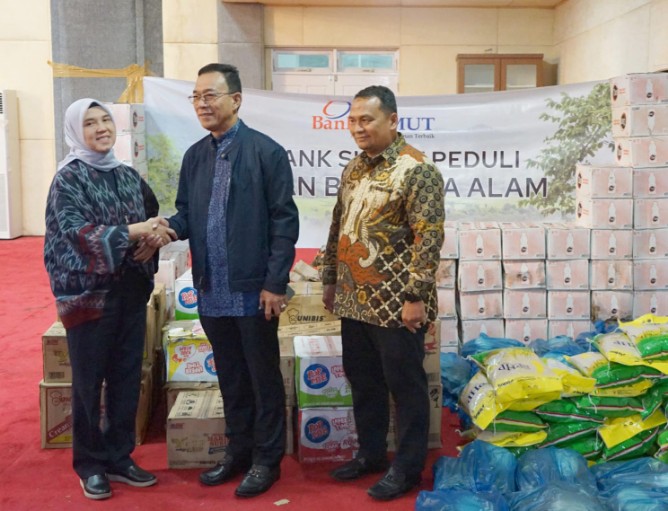 Bupati Tapanuli Selatan, Gus Irawan Pasaribu dan Direktur Keuangan dan TI Bank Sumut, Arieta Aryanti melakukan serah terima bantuan Bank Sumut Peduli di Aula Kantor Bupati Tapanuli Selatan, Kamis (27/11/2025) malam.