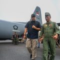 Gubernur Sumut Bobby Nasution ketika bersiap siap bertolak ke Bandara Pinangsori untuk membawa logistik dan obat obatan bagi masyarakat yang terdampak banjir bandang dan longsor di Tapteng dan Sibolga, Jumat (28/11/2025). Foto: dokumen Dinas Kominfo Sumut