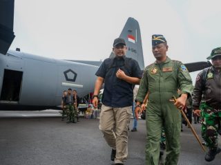 Gubernur Bobby Terbang Bawa Logistik ke Tapteng dan Sibolga, Daerah Masih Terisolir