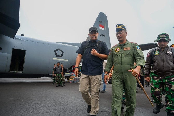 Gubernur Sumut Bobby Nasution ketika bersiap siap bertolak ke Bandara Pinangsori untuk membawa logistik dan obat obatan bagi masyarakat yang terdampak banjir bandang dan longsor di Tapteng dan Sibolga, Jumat (28/11/2025). Foto: dokumen Dinas Kominfo Sumut