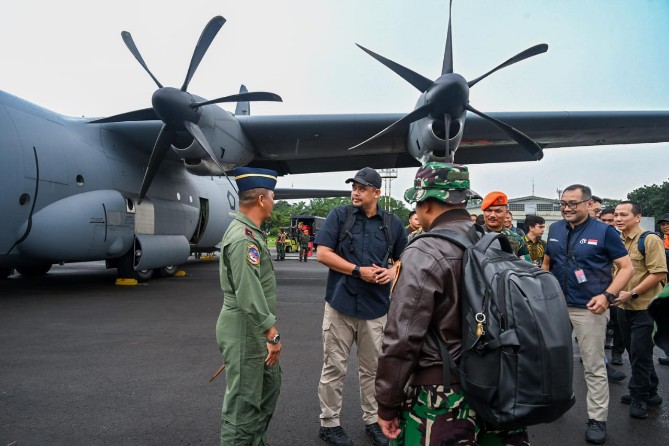 Gubernur Bobby Nasution saat memberikan keterangan di Lanud Soewondo