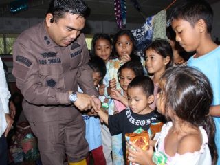 Adhyaksa Peduli Korban Banjir Madina, Plt Kajari Yos Ajak Pulihkan Keadaan Bersama