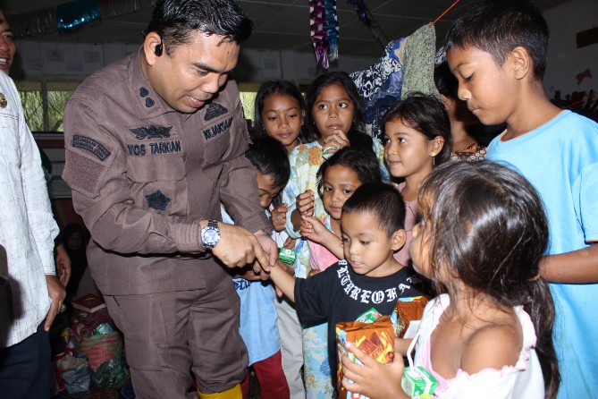 Kejaksaan Negeri Mandailing Natal (Kejari Madina) menunjukkan kepedulian mendalam terhadap masyarakat yang terdampak banjir dan tanah longsor melalui program “Adhyaksa Peduli.”