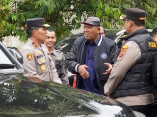 Bupati Langkat Syah Afandin bersama Wakapolda Sumut dan Kapolres Langkat saat meninjau posko banjir, Jumat (28/11/2025). Foto: dokumen Dinas Kominfo Langkat