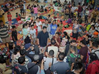 Gubernur Bobby Tinjau Pengungsi di Tapteng, Pastikan Kebutuhan Anak dan Perempuan Jadi Prioritas