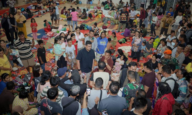 Gubernur Sumut Bobby Afif Nasution saat meninjau korban terdampak banjir dan longsor di GOR Tapteng, Jumat (28/11/2025). Foto: dokumen Dinas Kominfo Sumut