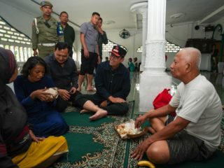 Wali Kota Medan Rico Waas saat meninjau posko warga terdampak banjir. Sabtu (29/11/2025).
