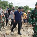 Gubernur Sumut Bobby Nasution saat meninjau lokasi longsor di Tapanuli Tengah, Sabtu (29/11/2025). Foto: dokumen Dinas Kominfo Sumut