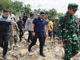 Gubernur Sumut Bobby Nasution saat meninjau lokasi longsor di Tapanuli Tengah, Sabtu (29/11/2025). Foto: dokumen Dinas Kominfo Sumut