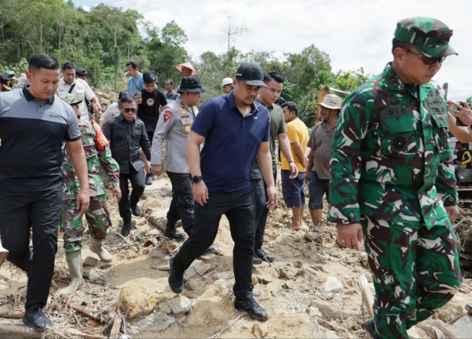 Gubernur Sumut Bobby Nasution saat meninjau lokasi longsor di Tapanuli Tengah, Sabtu (29/11/2025). Foto: dokumen Dinas Kominfo Sumut