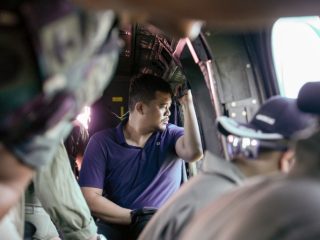 Gubernur Bobby Salurkan Bantuan Melalui Heli, Pastikan Distribusi Logistik ke Wilayah Terisolasi di Tapanuli Berjalan Lancar