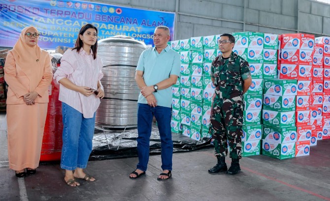 Ketua TP PKK Sumut Kahiyang Ayu bersama Pj Sekda Sumut Sulaiman Harahap di Lanud Soewondo. Foto; dokumen Dinas Kominfo Sumut