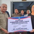 Wakil Gubernur Sumut Sury ketika menerima bantuan kemanusiaan dari Gubernur Jawa Timur, Khofifah Indar Parawansa
