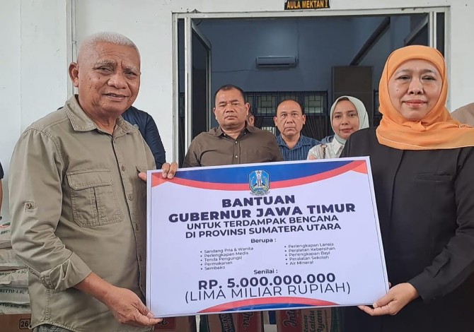 Wakil Gubernur Sumut Sury ketika menerima bantuan kemanusiaan dari Gubernur Jawa Timur, Khofifah Indar Parawansa