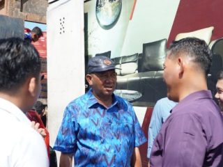 Bupati Langkat Syah Afandin bersama warga terdampak banjir. Foto: dokumen Dinas Kominfo Langkat