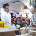 Gubernur Sumut Bobby Afif Nasution berdialog dengan pedagang sembako di Pasar Sukaramai, Medan, Kamis (18/12/2025). Foto: (Reza Sahab/kaldera.id)