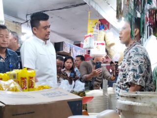 Gubernur Sumut Bobby Afif Nasution berdialog dengan pedagang sembako di Pasar Sukaramai, Medan, Kamis (18/12/2025). Foto: (Reza Sahab/kaldera.id)