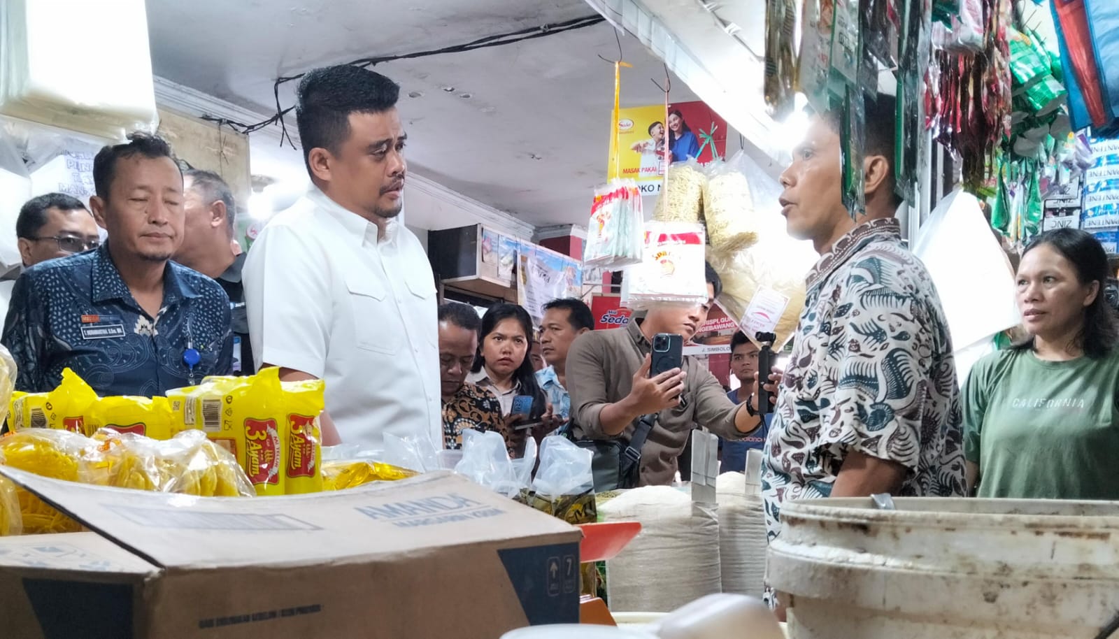 Gubernur Sumut Bobby Afif Nasution berdialog dengan pedagang sembako di Pasar Sukaramai, Medan, Kamis (18/12/2025). Foto: (Reza Sahab/kaldera.id)
