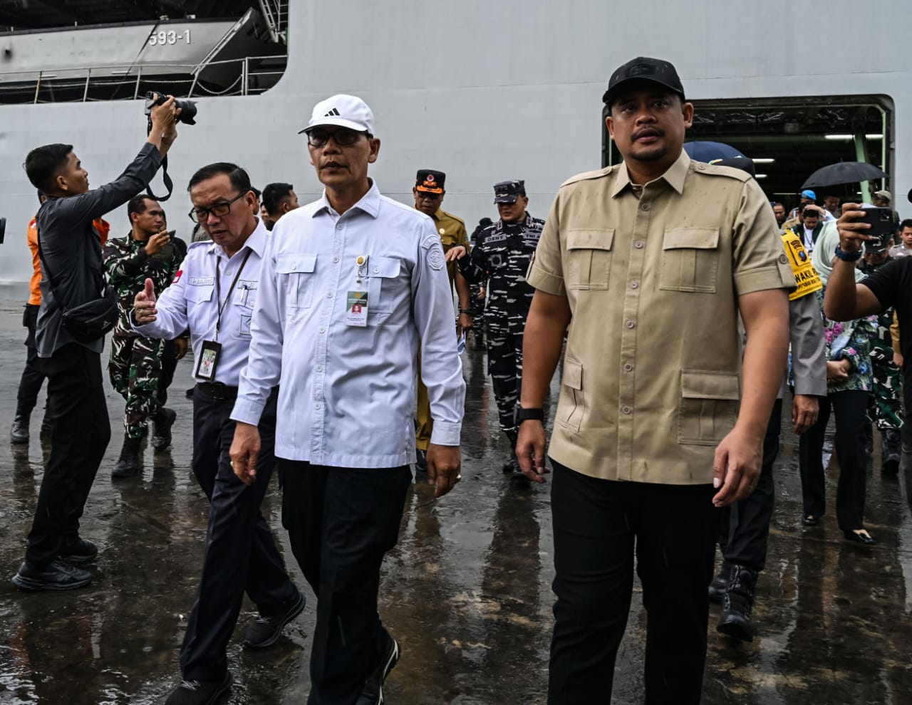 Gubernur Sumut saat menerima bantuan dari Kementan dan Bapanas di Belawan, Selasa (16/12/2025). Foto; dokumen Dinas Kominfo Sumut