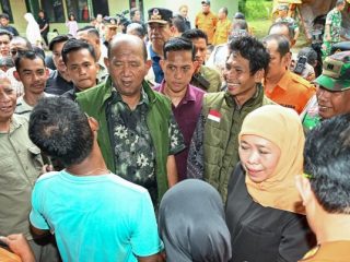 Wagub Sumut Surya Bersama Gubernur Jatim Khofifah Tinjau Korban Bencana di Langkat