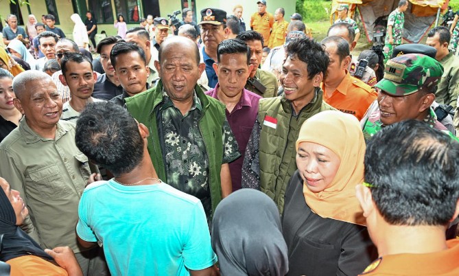 Wagubsu Surya bersama Gubernur Jatim Khofifah Indar Parawansa meninjau warga Langkat terdampak banjir, Minggu (30/11/2025). Foto; dokumen Dinas Kominfo Sumut