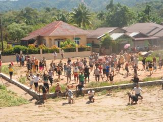 Akses Darat Putus, Gubernur Bobby Kerahkan Bantuan Udara untuk Warga Tapteng