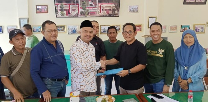 Tokoh Minang Sumatera Utara H. Farianda Putra Sinik, SE mendaftarkan diri menjadi calon Ketua Umum Badan Musyawarah Masyarakat Minang (BM-3) Sumatera Utara periode 2025-2030.