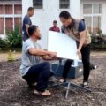 Sejumlah staf Dinas Kominfo Sumut sedang memasang pemancar internet gratis. Foto: dokumen Dinas Kominfo Sumut