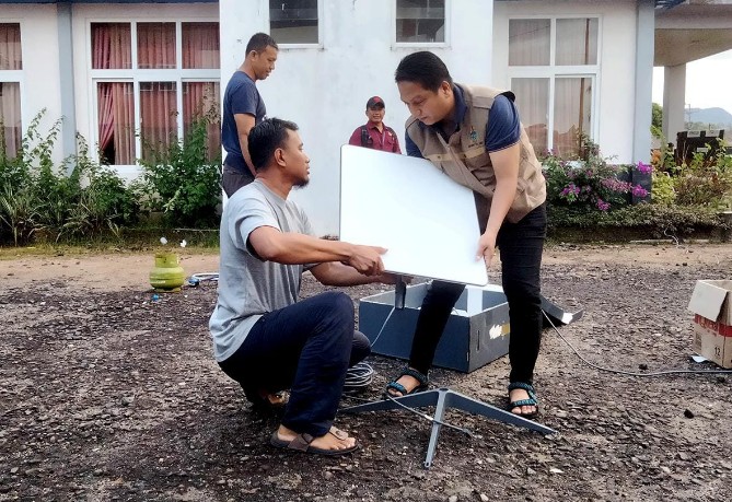 Sejumlah staf Dinas Kominfo Sumut sedang memasang pemancar internet gratis. Foto: dokumen Dinas Kominfo Sumut