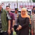 Bupati Langkat, Syah Afandin, Gubernur Jatim Khofifah Indar Parawansa dan Wakil Gubernur Sumut Surya meninjau posko banjir di Kecamatan Hinai, Kabupaten Langkat, Minggu (30/11/2025). Foto: dokumen Dinas Kominfo Langkat