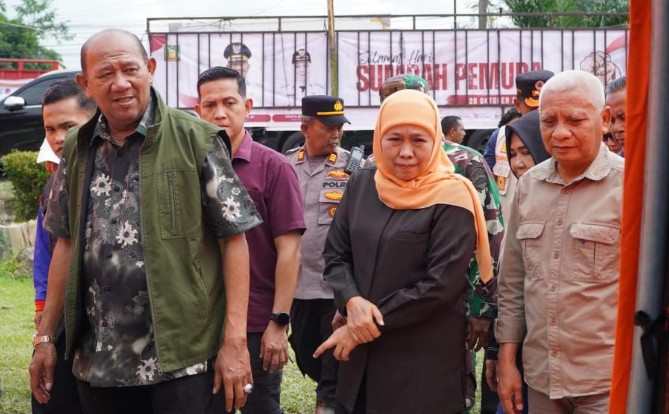 Bupati Langkat, Syah Afandin, Gubernur Jatim Khofifah Indar Parawansa dan Wakil Gubernur Sumut Surya meninjau posko banjir di Kecamatan Hinai, Kabupaten Langkat, Minggu (30/11/2025). Foto: dokumen Dinas Kominfo Langkat