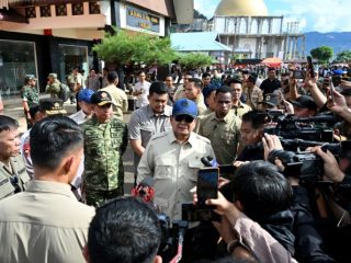 Presiden Prabowo Subianto saat mengunjungi posko pengusian banjir dan longsor di GOR Pandan, Tapanuli Tengah, Senin (1/12/2025). Foto: dokumen Dinas Kominfo Sumut