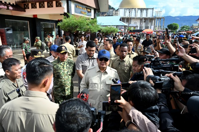 Presiden Prabowo Subianto saat mengunjungi posko pengusian banjir dan longsor di GOR Pandan, Tapanuli Tengah, Senin (1/12/2025). Foto: dokumen Dinas Kominfo Sumut