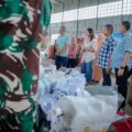 Ketua PKK Sumut Kahiyang Ayu terlihat menyiapkan bantuan bagi masyarakat Sumut yang terdampak banjir dan longsor di Bandara Lanud Suwondo..foto ; IST