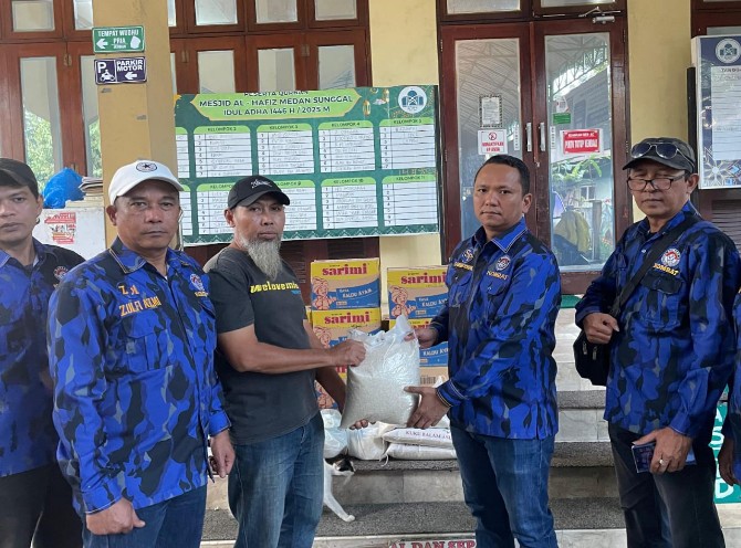 Organisasi Kemasyarakatan (Ormas) Kombat Restorasi Indonesia atau biasa disebut KOMBAT turut serta berbagi untuk korban banjir di Medan, Minggu 30 November 2025.