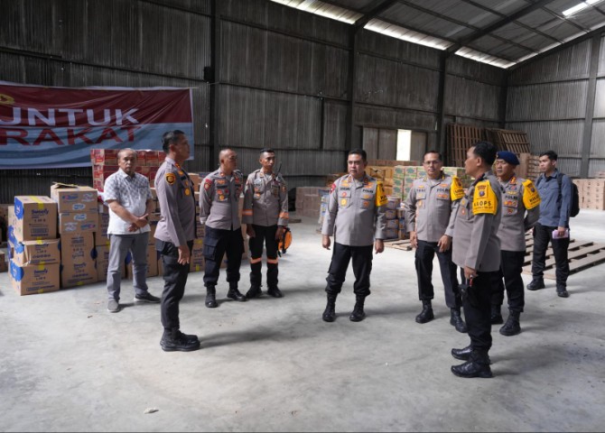 Kapolda Sumut Irjen Pol Whisnu Hermawan Februanto berada di Bandara Silangit mengecek ketersediaan bantuan logistik, Senin (1/12/2025). Foto: IST