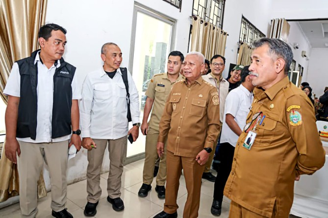 Wakil Gubernur Sumut Surya saat berkoordinasi dengan Perum Bulog terkait cadangan beras. Foto: dokumen Dinas Kominfo Sumut