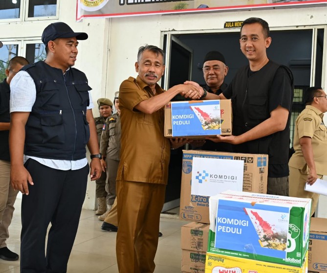 Pihak Kementrian Komdigi menyerahkan bantuan ke Pemprov Sumut. Foto: IST