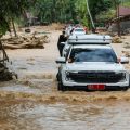 Mobil Dinas Gubernur Sumut Bobby Nasution menerjang banjir di kawasan Tukka Tapanuli Tengah. Foto : IST