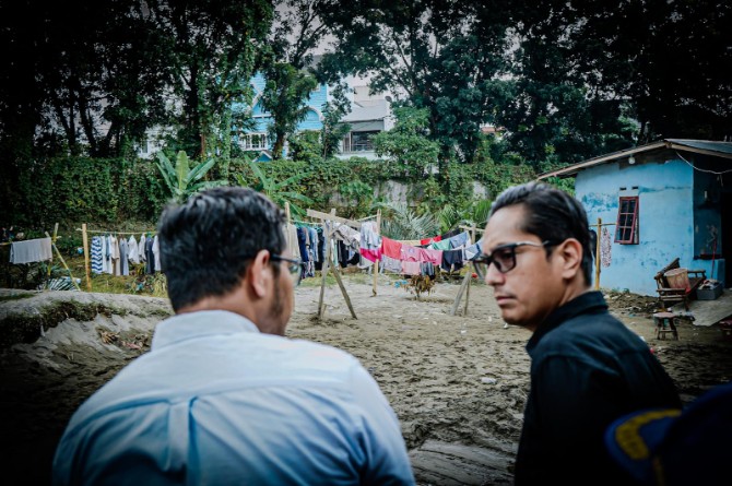 Wali Kota Medan Rico Waas bersama warga saat meninjau pembersihan gedung sekolah dasar di Kecamatan Medan Maimoon. Foto; dokumen Dinas Kominfo Medan