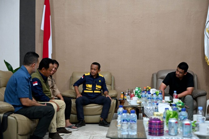 Menteri ESDM Bahlil Lahadalia bersama Gubernur Sumut Bobby Nasution dan pihak Pertamina saat rapat darurat. Foto; dokumen Dinas Kominfo Sumut