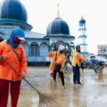 Sejumlah pekerja membersihkan halaman Masjid Jami' di Tanjung Mulia. Foto ; dokumen Dinas Kominfo Medan