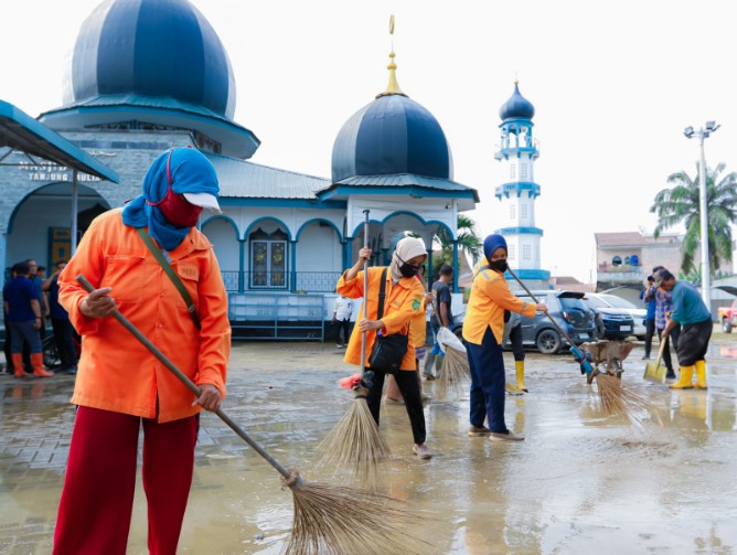 Sejumlah pekerja membersihkan halaman Masjid Jami' di Tanjung Mulia. Foto ; dokumen Dinas Kominfo Medan
